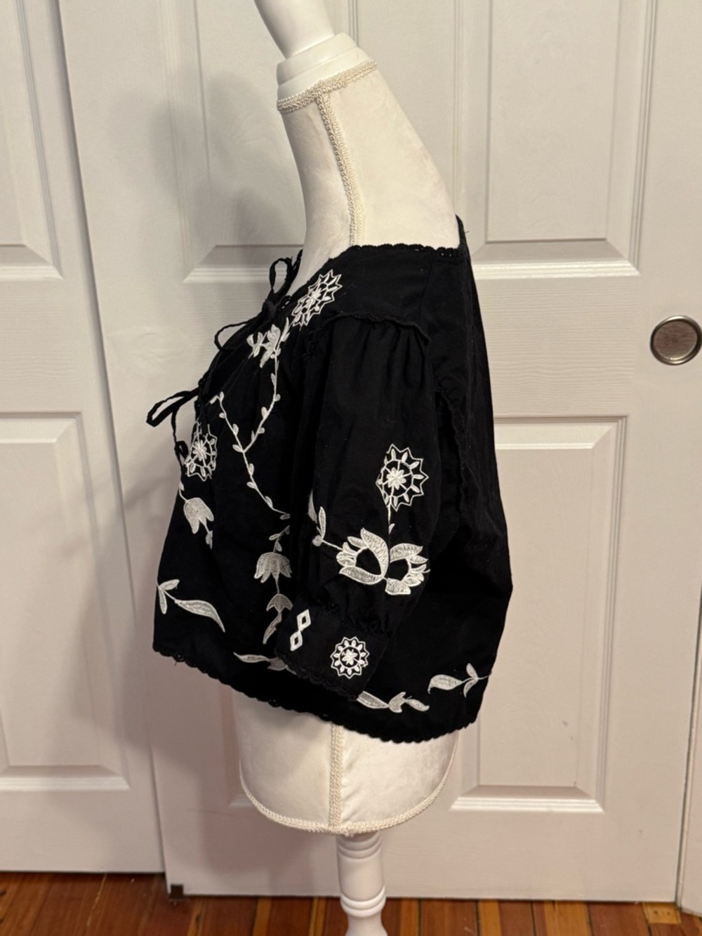 Jennifer & Grace 100% Cotton Black Embroidered Tie-Front Cropped Floral Boho Top - Picture 4 of 7